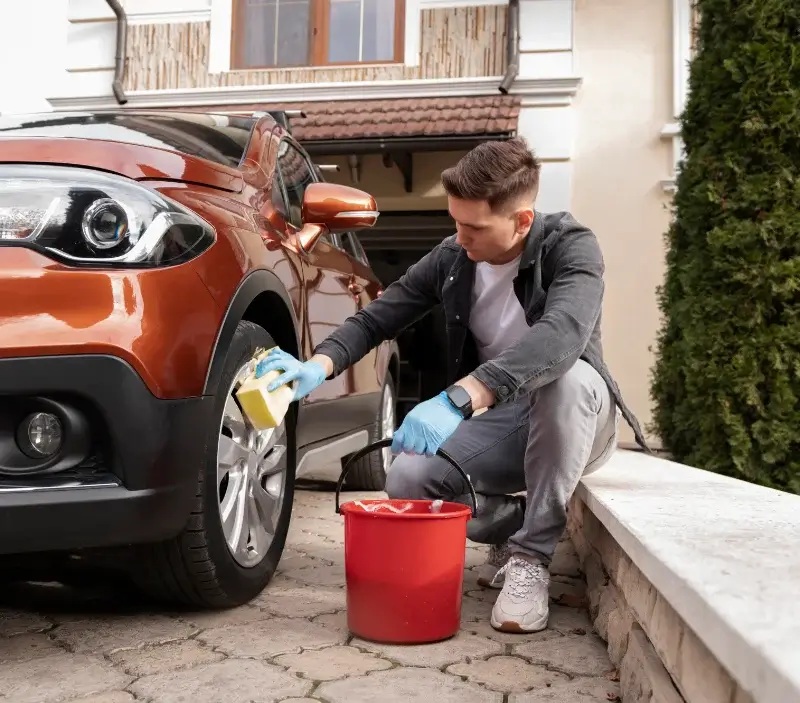 Lavage auto à domicile Saint-Mars-la-Réorthe : professionnel intervenant sur un véhicule